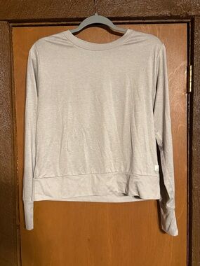 Vuori Daydream crew in light Heather gray